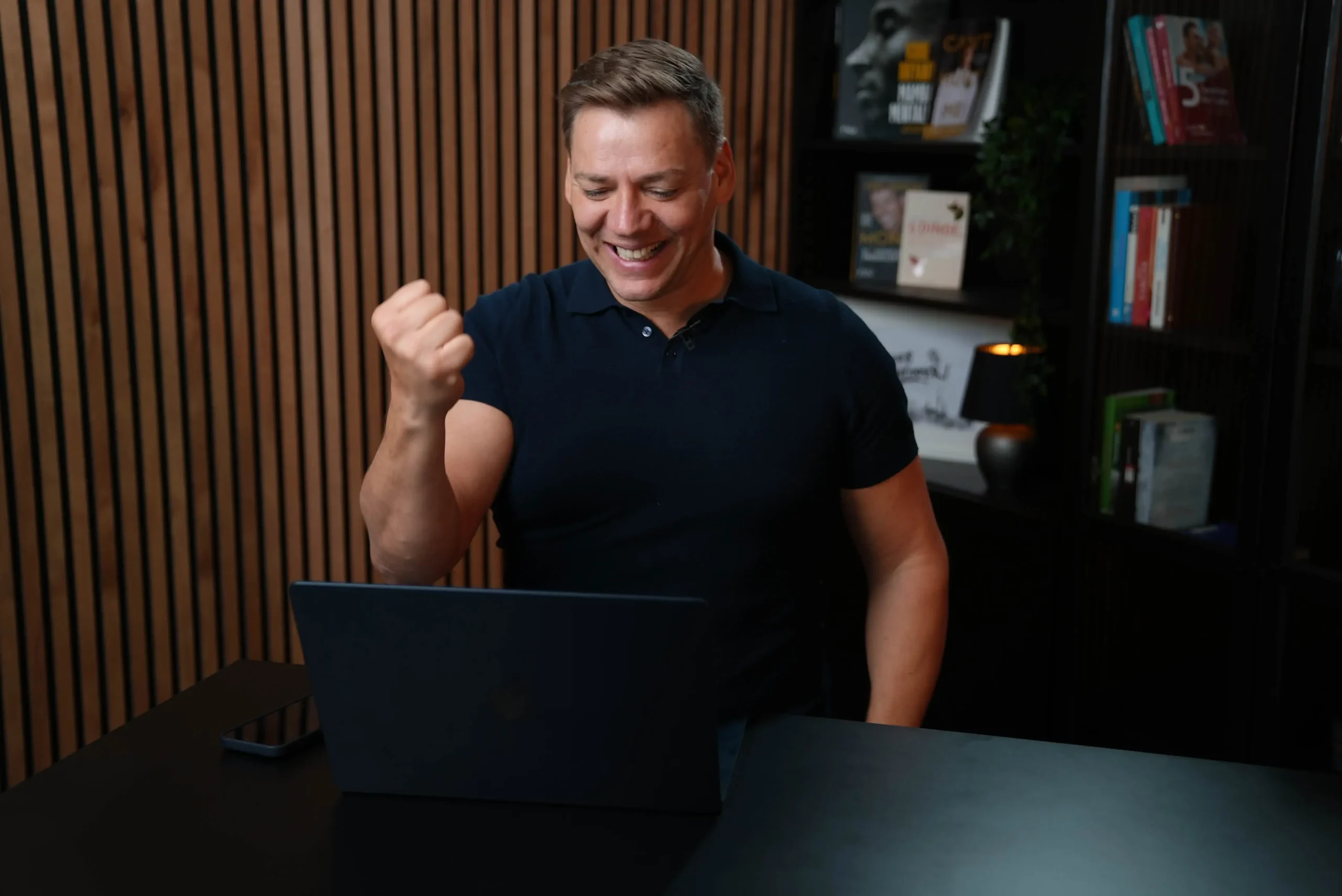 Marcel Rosenbach vor dem Computer, Kurs "Make more money, baby"